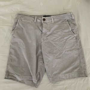 American Eagle men’s khaki shorts. Light grey/gray. 33in waist